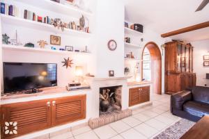A television and/or entertainment centre at Villa Sandro by Abahana Villas