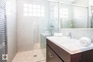 A bathroom at Villa Sandro by Abahana Villas