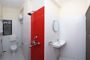 y baño con aseo y lavamanos. en Goroomgo White Palace Hotel & Resort New Alipore Kolkata - Fully Air Conditioned en Calcuta