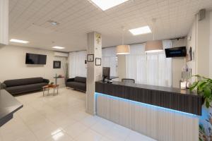 a lobby of a hospital with a waiting room at Hotel Santa Faz TRG in Benidorm