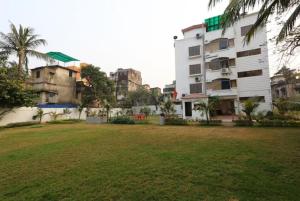 un parque en medio de una ciudad con edificios en Goroomgo White Palace Hotel & Resort New Alipore Kolkata - Fully Air Conditioned, en Calcuta
