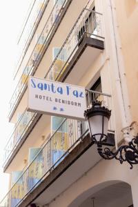 una señal para un hotel berlioz en un edificio en Hotel Santa Faz, en Benidorm