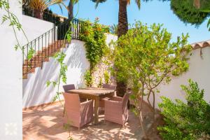 A balcony or terrace at Villa Sandro by Abahana Villas