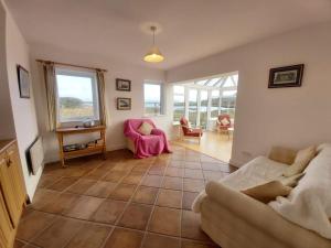 ein Wohnzimmer mit einem Sofa und einem Tisch in der Unterkunft No3 Ballyconneely Cottage in Ballyconneely