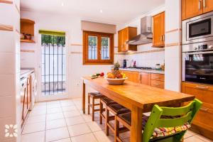 A kitchen or kitchenette at Villa Sandro by Abahana Villas