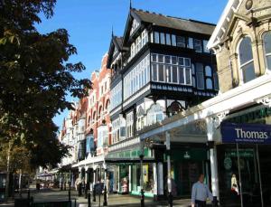 un grupo de edificios en una concurrida calle de la ciudad en The Hideaway ll private garden Quiet Central, en Southport