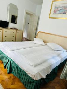 Ένα ή περισσότερα κρεβάτια σε δωμάτιο στο Rapsodia Sinaia