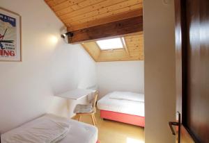 una piccola camera con due letti e una finestra di CASA SOFIA - Dolomiti Affitti a Cavalese