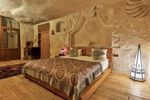 a bedroom with a large bed in a room at La Casa Cave Hotel in Uchisar