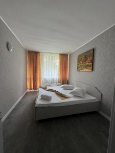 Postel nebo postele na pokoji v ubytování Legacy Hotel