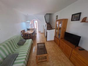 sala de estar con sofá y mesa en Apartamentos Aldeas de Taray V.v., en La Manga del Mar Menor
