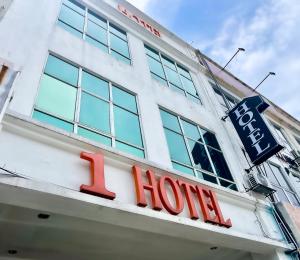 una señal de hotel en la parte delantera de un edificio en 1 Hotel Taman Connaught, en Kuala Lumpur