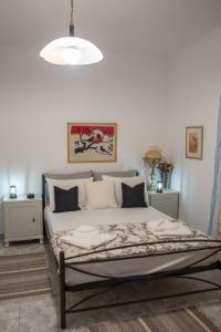 uma cama num quarto com uma parede branca em MARKOS' HOUSE em Agiassos
