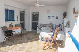 ein Wohnzimmer mit Tisch und Stühlen in der Unterkunft MARKOS' HOUSE in Agiassos