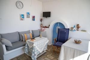 ein Wohnzimmer mit Sofa und Tisch in der Unterkunft MARKOS' HOUSE in Agiassos