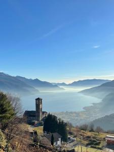 um edifício numa colina com vista para um lago em Hotel del Falco em Gravedona