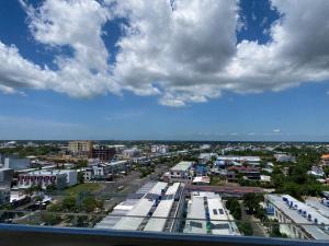 eine Luftansicht einer Stadt mit Gebäuden und Wolken in der Unterkunft Căn hộ studio chung cư cao cấp Sophia Center in Ấp Rạch Mẹo