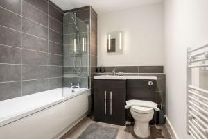 łazienka z toaletą, umywalką i wanną w obiekcie Modern Studio Apartment in Central Rotherham w mieście Rotherham