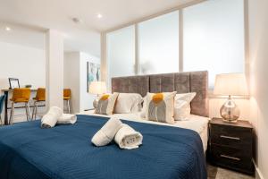 um quarto com uma cama grande e toalhas em Modern Studio Apartment in Central Rotherham em Rotherham