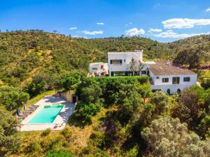 einen Luftblick auf eine Villa mit einem Pool in der Unterkunft Villa Eiras Altas by Portucasa in Corte Vidreiro