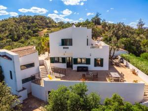 eine Luftansicht eines weißen Hauses in der Unterkunft Villa Eiras Altas by Portucasa in Corte Vidreiro