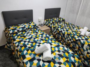 duas camas sentadas uma ao lado da outra num quarto em Casa del Castillo em Caravaca de la Cruz
