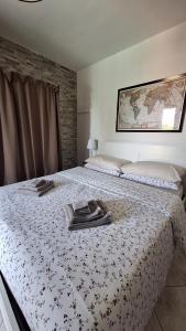 a bedroom with a bed with two towels on it at Casa Vacanza Villa Romano in Nicolosi
