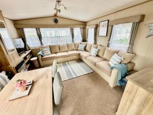 Coastal Retreat a gorgeous 3 bedroom Caravan B46にあるシーティングエリア