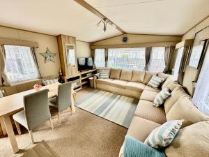 uma sala de estar com um sofá e uma mesa em Coastal Retreat a gorgeous 3 bedroom Caravan B46 em Everton