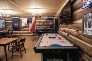 una stanza con tavolo da ping pong e bandiera americana di Royal Stag Ausable a Five Corners
