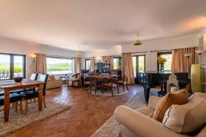 una sala de estar con un sofá y una mesa en Villa Eiras Altas by Portucasa, en Corte Vidreiro