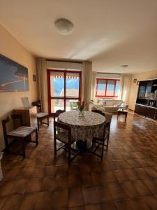 een grote woonkamer met een tafel en stoelen bij Casa46 in Costa Volpino
