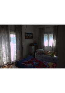 薩伊迪耶的住宿－Marinazur，一间卧室配有床和两个带窗帘的窗户