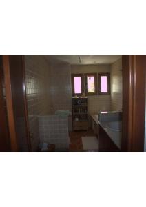 een badkamer met een bad, een wastafel en een bad bij Marinazur in Saidia 