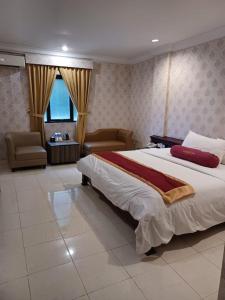 Tempat tidur dalam kamar di 3PUTRA HOTEL JAKARTA