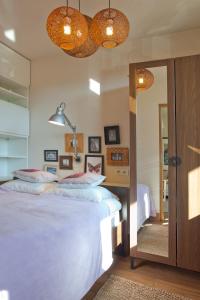a bedroom with a large bed and a mirror at PRESTIGE PARK Apartament z garażem in Krynica Zdrój