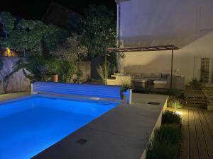 una piscina in un cortile posteriore di notte di La Feuilleraie a Montséret