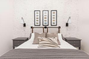 Llit o llits en una habitació de Decadent Cityscape Retreat