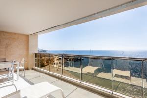 Elle comprend un grand balcon offrant une vue sur l'océan. dans l'établissement Espectacular Terraza Altea Beach, à Altea