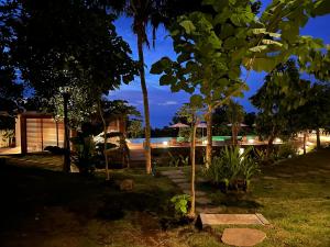 uitzicht op een huis vanuit de tuin 's nachts bij Sanglung Villas & Suites in Kubutambahan