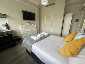 - une chambre avec un lit et 2 serviettes dans l'établissement Apartments in the Heart of High Street Kensington, à Londres