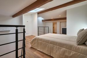 a bedroom with a large bed in a room at Le rempart Scandinave - Triplex au pied de la Cité in Carcassonne