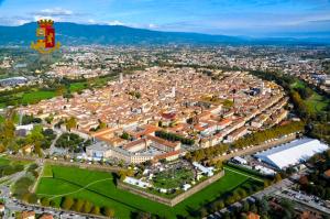 eine Luftansicht einer großen Stadt mit Gebäuden in der Unterkunft Il Nido Di Emma in Lucca