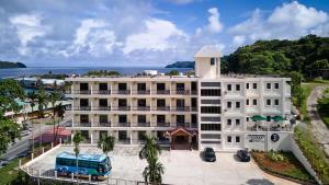 コロールにあるBelmond Hotel 贝尔曼酒店の海を背景にした白い建物の空中