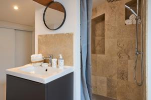 a bathroom with a sink and a shower at Le rempart Scandinave - Triplex au pied de la Cité in Carcassonne