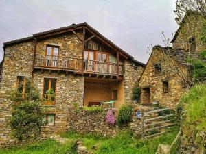 Cette maison en pierre dispose d'un balcon. dans l'établissement Casa Rural Petricor, Ordesa, à Vío