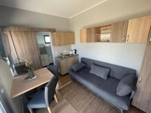 una sala de estar con un sofá y una mesa en Review Resort&Spa, en Vadu Crişului