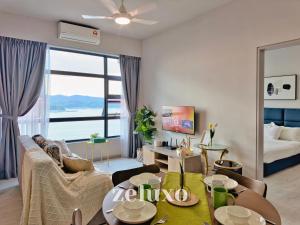 sala de estar con sofá y mesa en #1 Jesselton Quay City Pads Seaview by Zeluxo en Kota Kinabalu