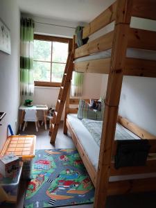 1 dormitorio con 2 literas y mesa en Kern's Hoamat, en Soyen