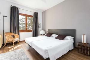 サン・フェリウ・デ・ギホルスにあるVilla Maricelのベッドルーム1室(ベッド2台、窓付)